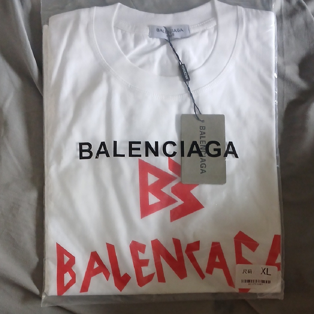 Graphic White and Red Tee. Size Large